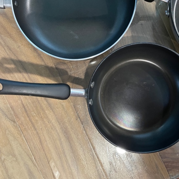 Excellent Condition 4-Piece Frying Pan Set - Picture 3 of 9